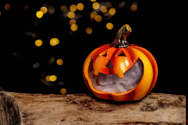 Halloween Pumpa Med Ett Ljus Mörk Bakgrund — Stockfoto