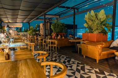 Oteldeki restoran masasının fotoğrafı.