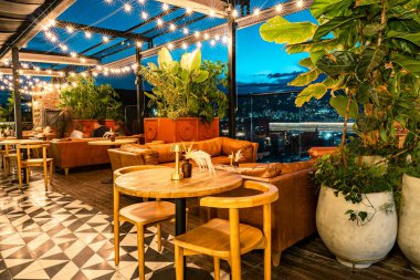 Oteldeki restoran masasının fotoğrafı.