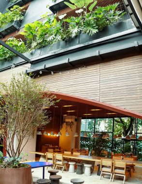 Oteldeki restoran masasının fotoğrafı.