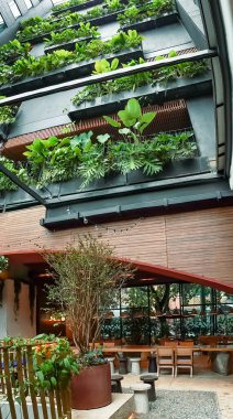 Oteldeki restoran masasının fotoğrafı.