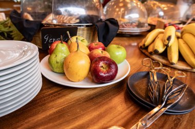 Otelde açık büfede taze meyve.