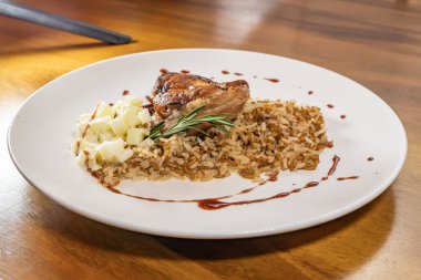 Domuz bondiolü, bbq soslu pilav ve haşlanmış patates.