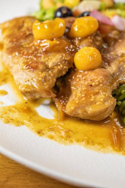 Bektaşi üzümü soslu tavuk göğsü, yeşil pirinç ve meyve salatası.