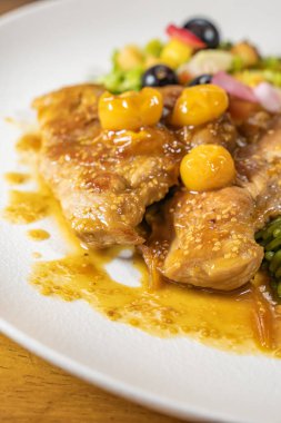 Bektaşi üzümü soslu tavuk göğsü, yeşil pirinç ve meyve salatası.