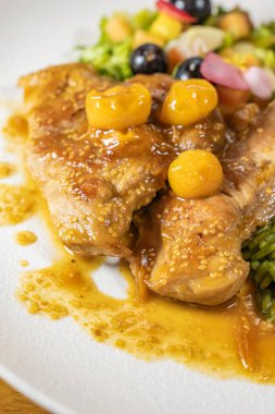 Bektaşi üzümü soslu tavuk göğsü, yeşil pirinç ve meyve salatası.