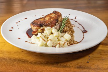 Domuz bondiolü, bbq soslu pilav ve haşlanmış patates.