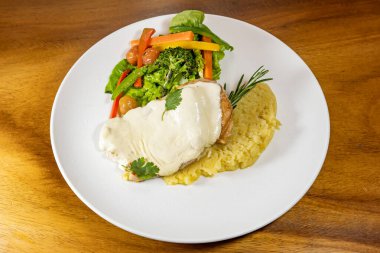 Peynirli sığır filetosu salata ve patates püresi.