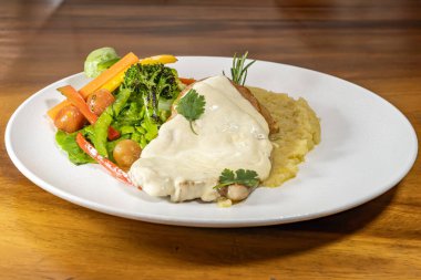 Peynirli sığır filetosu salata ve patates püresi.