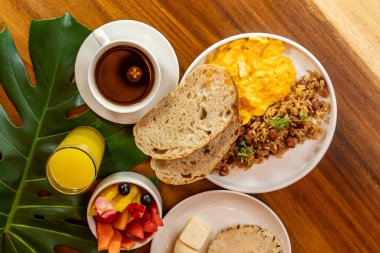 Arepas, kahve, ekmek, yumurta, pirinç ve meyveli Kolombiya kahvaltısı.