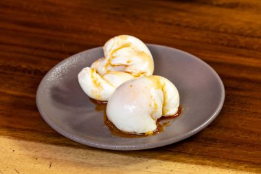 İki haşlanmış yumurta ve zeytinyağı.