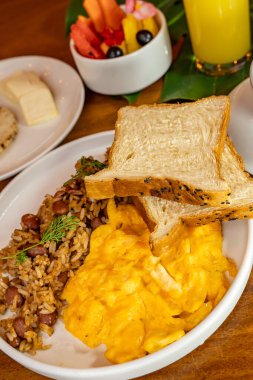 Arepas, kahve, ekmek, yumurta, pirinç ve meyveli Kolombiya kahvaltısı.