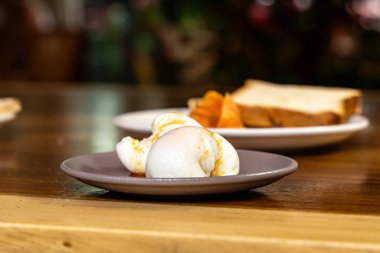 İki haşlanmış yumurta ve zeytinyağı.