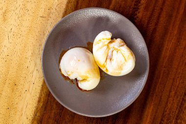 İki haşlanmış yumurta ve zeytinyağı.