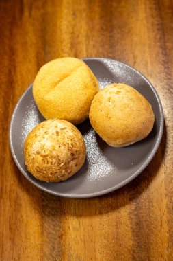 Yuvarlak mısır, yukka ve peynirli ekmek.