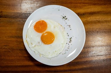 İki sahanda yumurta ve yumuşak yumurta.