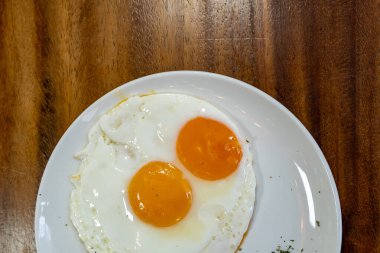 İki sahanda yumurta ve yumuşak yumurta.