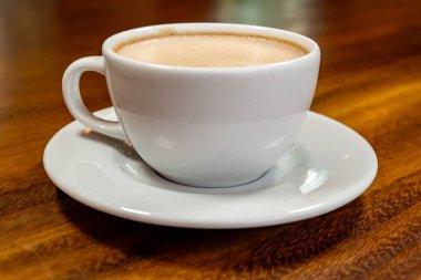 Sütlü bir fincan kahve ya da baloncuklu kakao sütü.