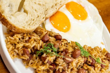 Ekmek, yumurta ve sıcak pirinçli Kolombiya kahvaltısı