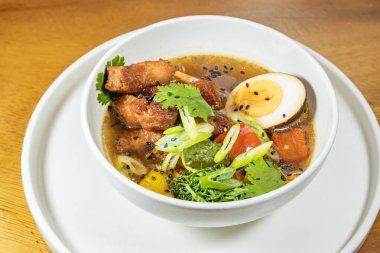 ramen usulü yumurta, sebze ve hindiba çorbası.