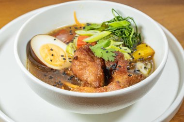 ramen usulü yumurta, sebze ve hindiba çorbası.