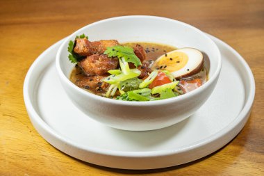 ramen usulü yumurta, sebze ve hindiba çorbası.