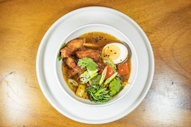 ramen usulü yumurta, sebze ve hindiba çorbası.