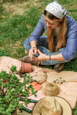 Latin kadın bahçede oturuyor.