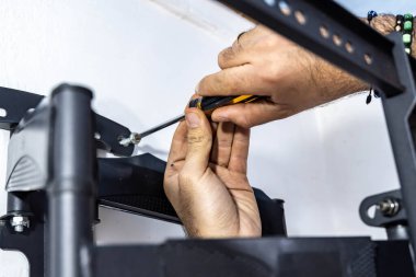 Adam eve TV üssü kuruyor