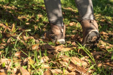Latin kadın tek başına kamp yapıyor.
