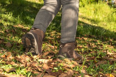 Latin kadın tek başına kamp yapıyor.