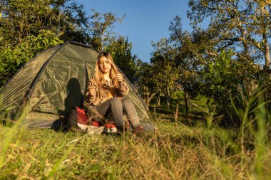 Mutlu Latin kadın sessizce kamp yapıyor.