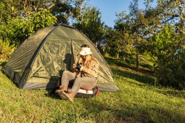 Mutlu Latin kadın sessizce kamp yapıyor.