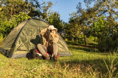 Mutlu Latin kadın sessizce kamp yapıyor.