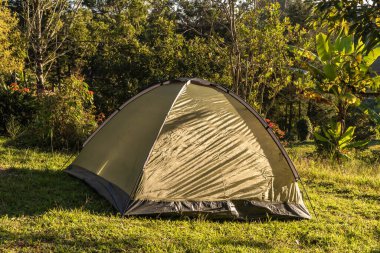 Doğanın ortasında kamp çadırı.