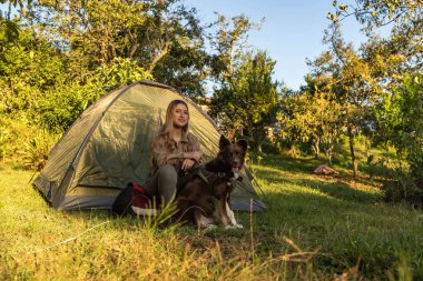 Mutlu Latin kadın sessizce kamp yapıyor.
