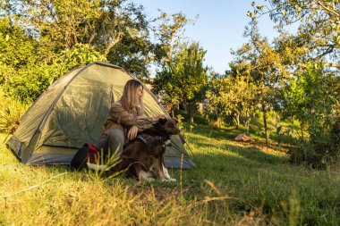 Mutlu Latin kadın sessizce kamp yapıyor.