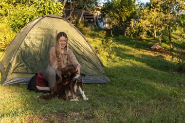 Mutlu Latin kadın sessizce kamp yapıyor.