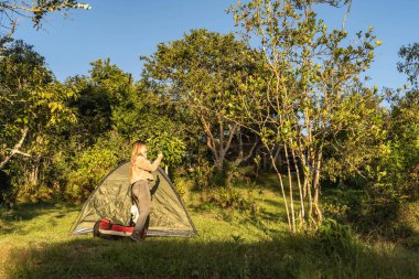 Mutlu Latin kadın sessizce kamp yapıyor.