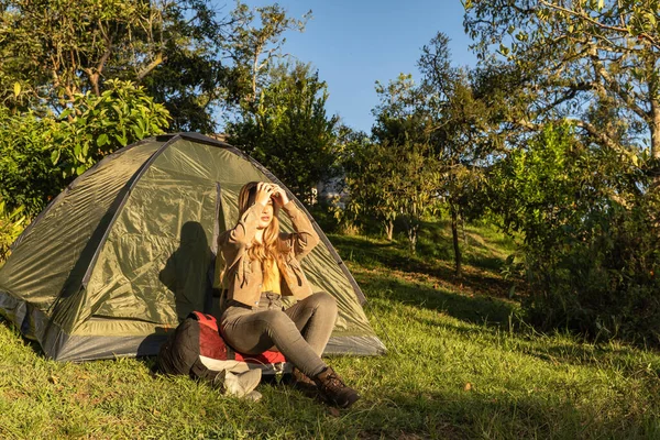 Mutlu Latin kadın sessizce kamp yapıyor.