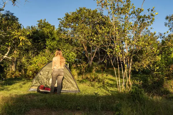 Mutlu Latin kadın sessizce kamp yapıyor.