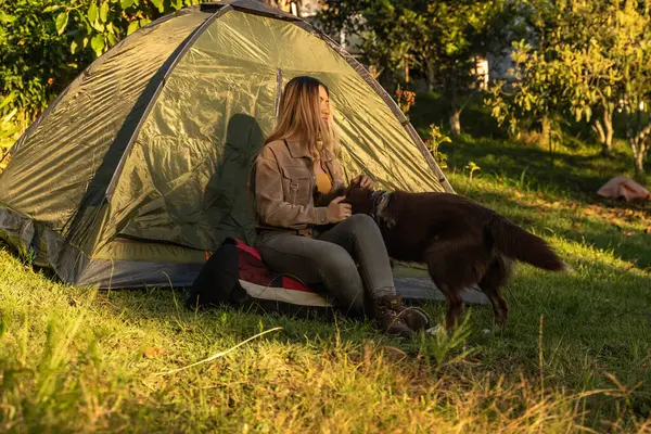 Mutlu Latin kadın sessizce kamp yapıyor.