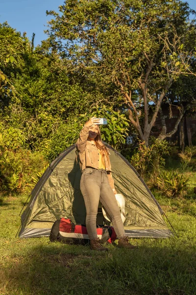 Mutlu Latin kadın sessizce kamp yapıyor.