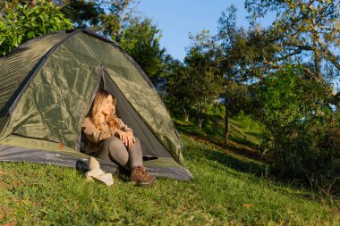 Maceracı Latin kadın tek başına kamp yapıyor.