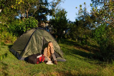 Maceracı Latin kadın tek başına kamp yapıyor.