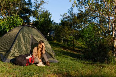 Maceracı Latin kadın tek başına kamp yapıyor.