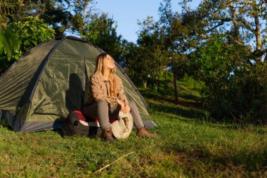 Maceracı Latin kadın tek başına kamp yapıyor.