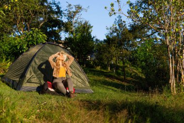 Maceracı Latin kadın tek başına kamp yapıyor.
