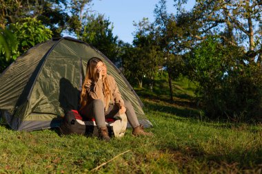 Maceracı Latin kadın tek başına kamp yapıyor.