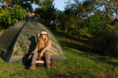 Maceracı Latin kadın tek başına kamp yapıyor.